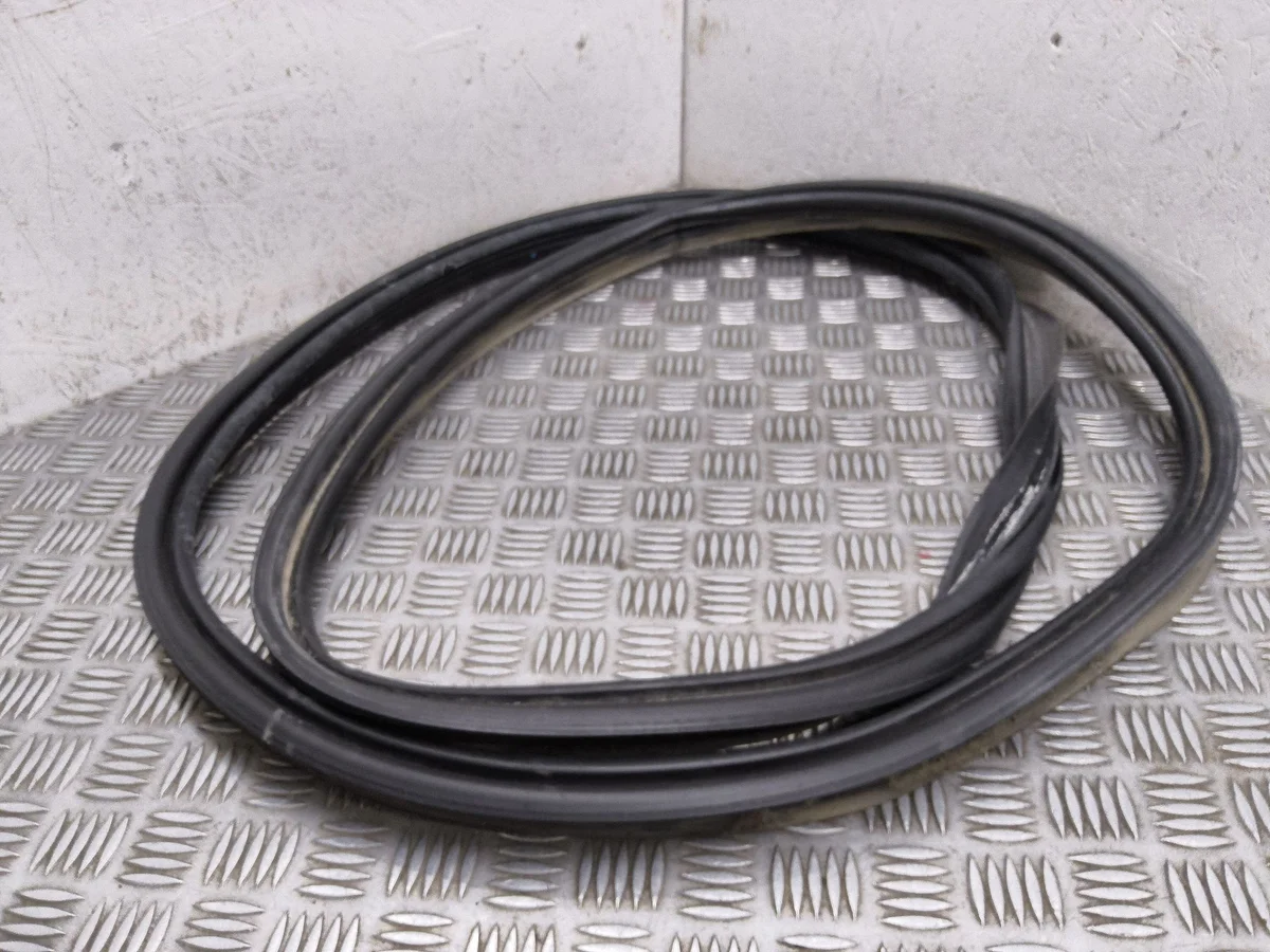 Trunk Lid Seal Volvo V70 Used TPD17561 image 6