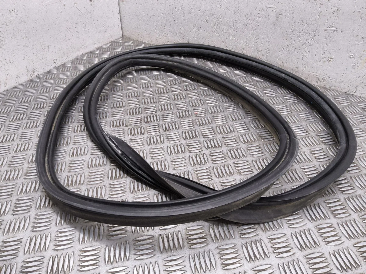 Trunk Lid Seal Volvo V70 Used TPD17561 image 7