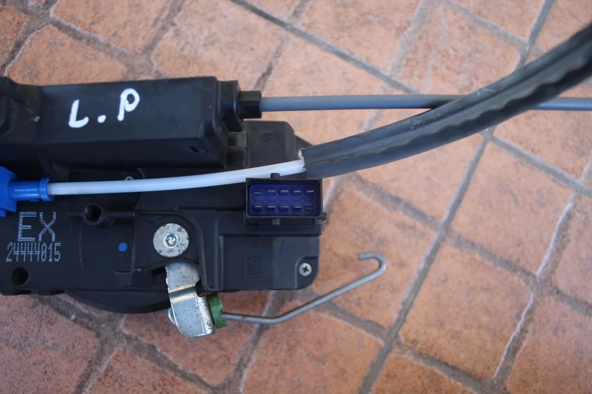 Opel Zafira A Front Left Door Lock 2444415 image 3