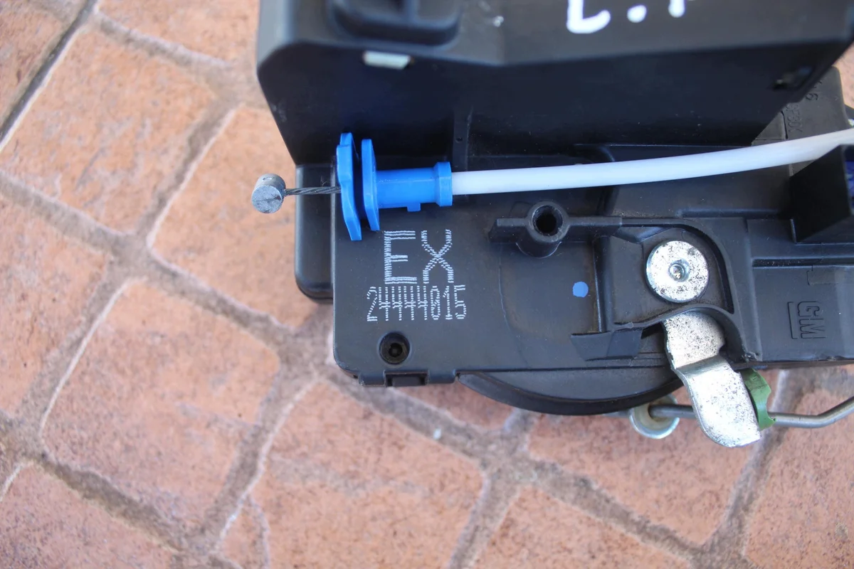 Opel Zafira A Front Left Door Lock 2444415 image 4