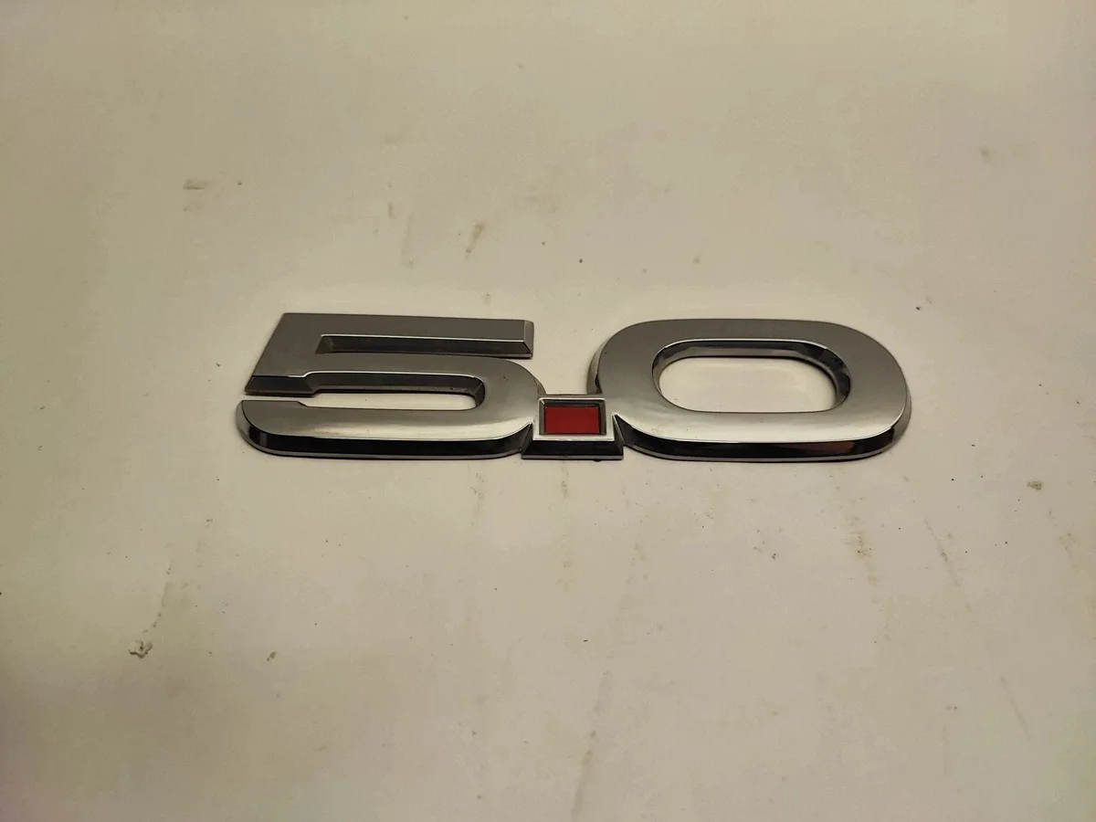 Ford Mustang VI emblem på skärmen FR3Z16098AA
