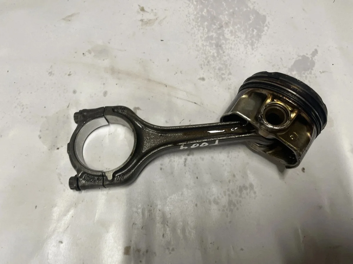 VOLKSWAGEN JETTA VII Piston 1400cm3 UK2