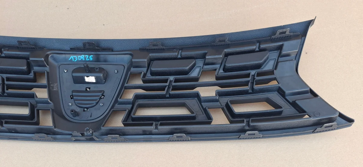 Dacia Duster II Grille Gebruikt 623109659R image 6