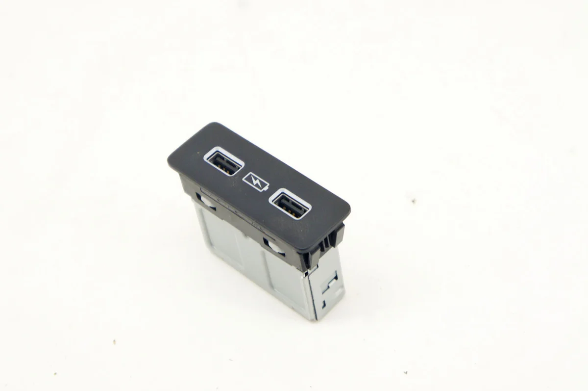 Honda Civic XI USB-portti VP047 Käytetty