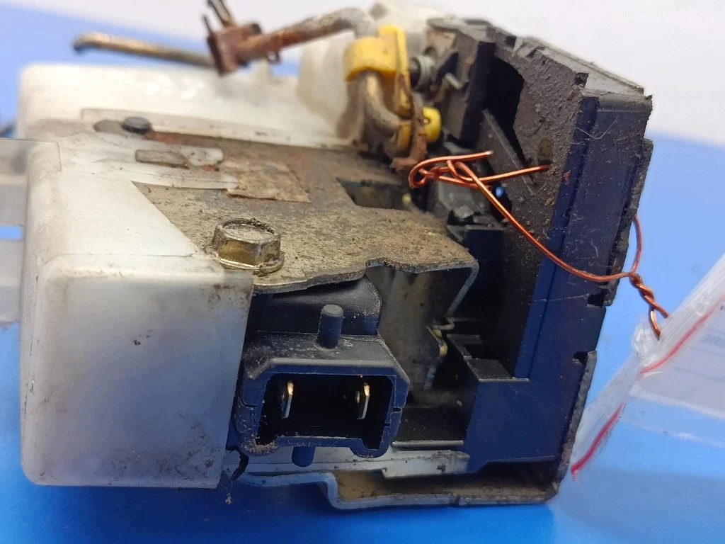 Fechadura Porta Traseira Esquerda Renault Thalia image 4