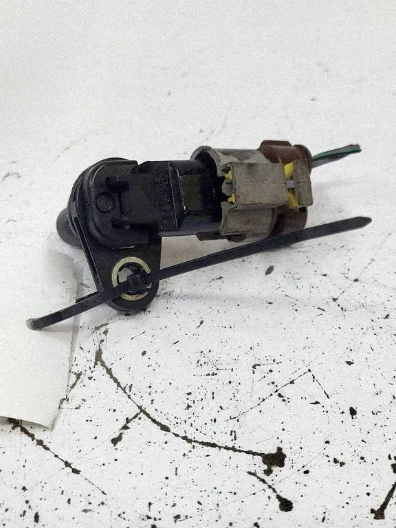 2011 Opel Astra J Crankshaft Position Sensor image 4