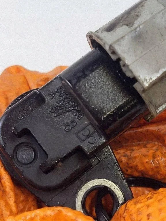 2011 Opel Astra J Crankshaft Position Sensor image 6