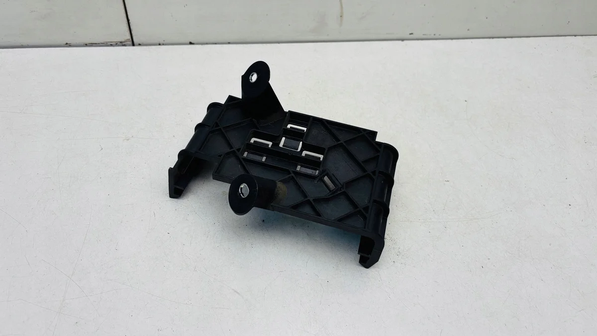 Skoda Octavia Mk3 Engine Control Unit Holder 5Q0906507 image 3