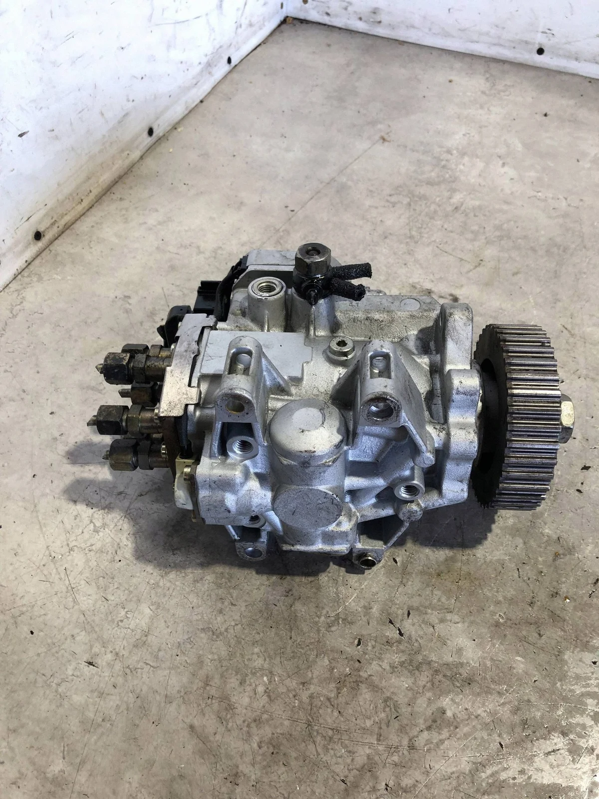 Polttoainepumppu Audi A4 B6 2.5 TDI image 5