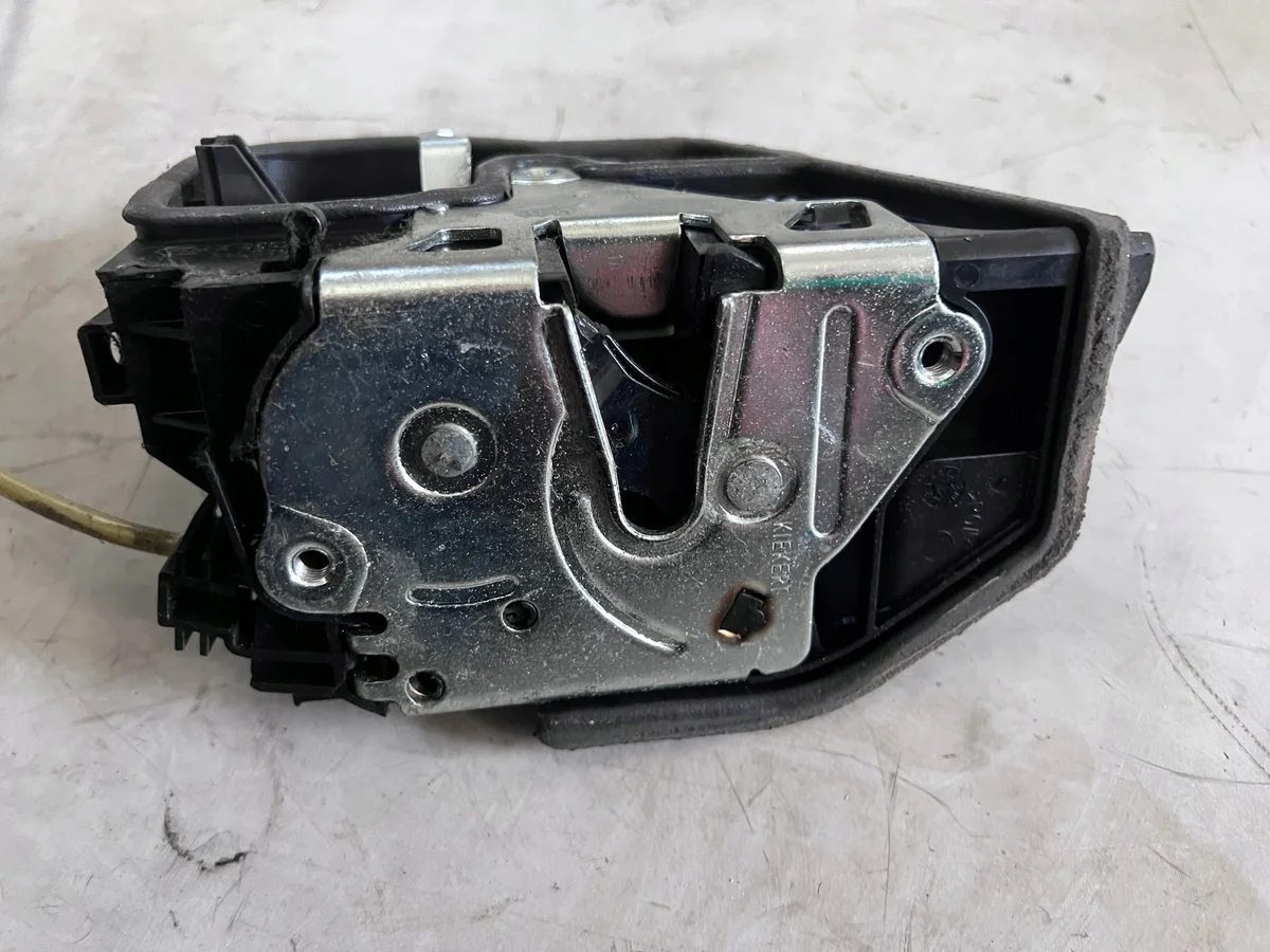 Takalukko oikea BMW F11 7229460
