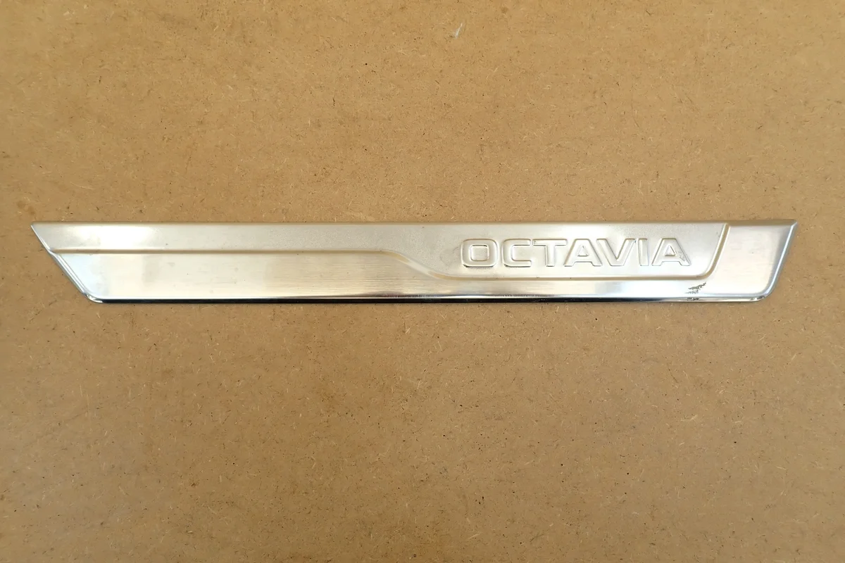 Skoda Octavia IV tröskelpanel vänster fram