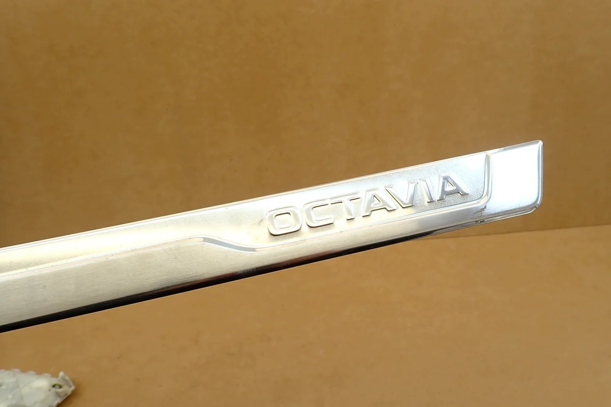 SKODA OCTAVIA IV 19- Limiar Esquerdo Usado image 3