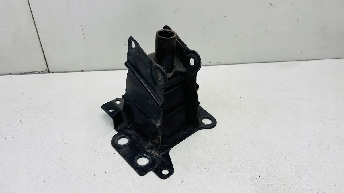 Audi A3 S3 8P Stötfångarfäste Fram 8p0807134
