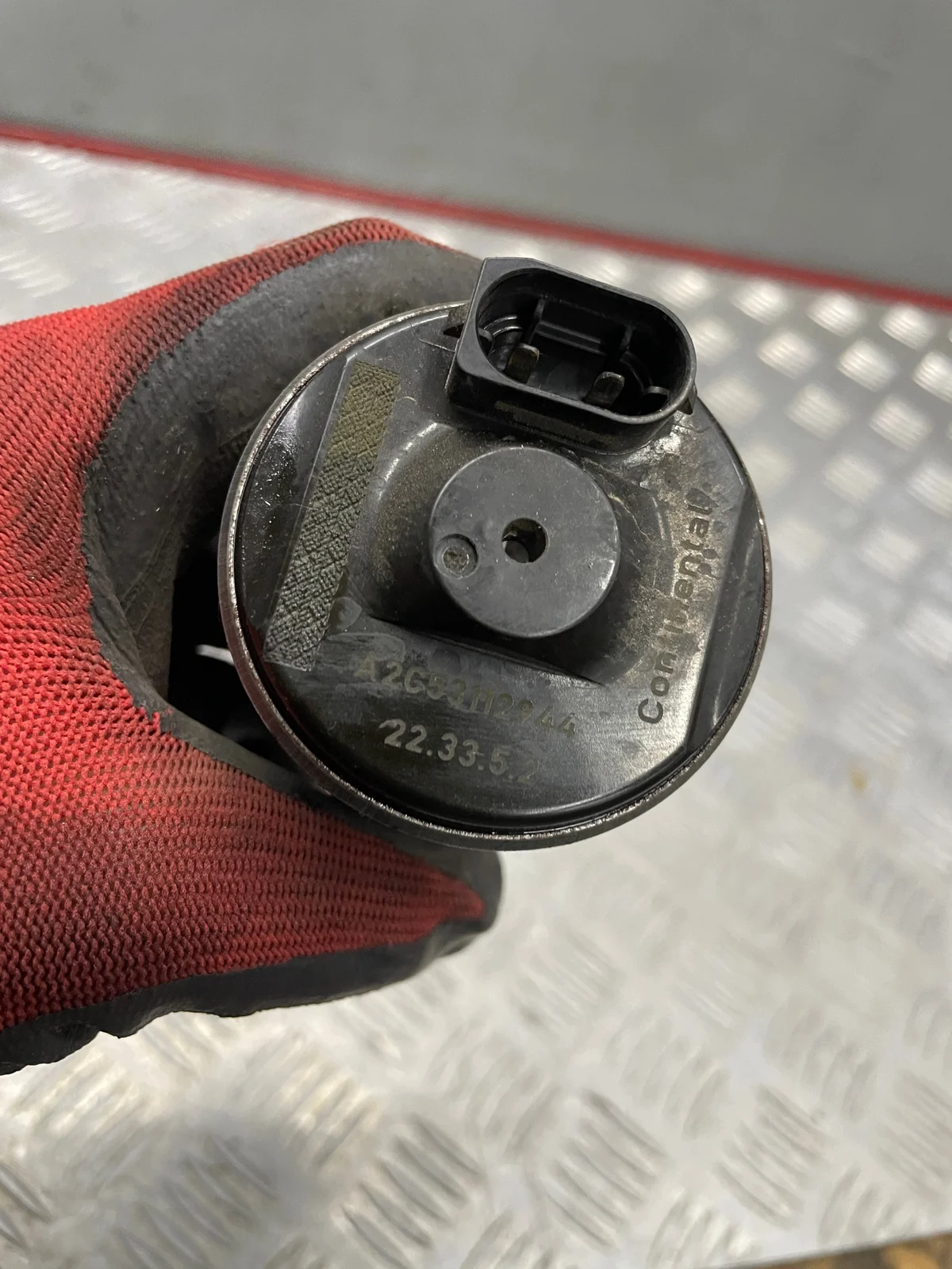 Variable Valve Timing Solenoid for Citroen C4 Picasso image 3