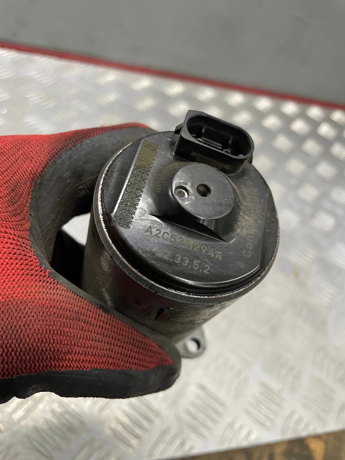 Variable Valve Timing Solenoid for Citroen C4 Picasso image 4