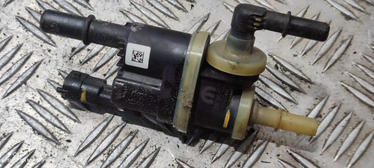 Maserati Levante Batteriehalterung 670035012 image 3