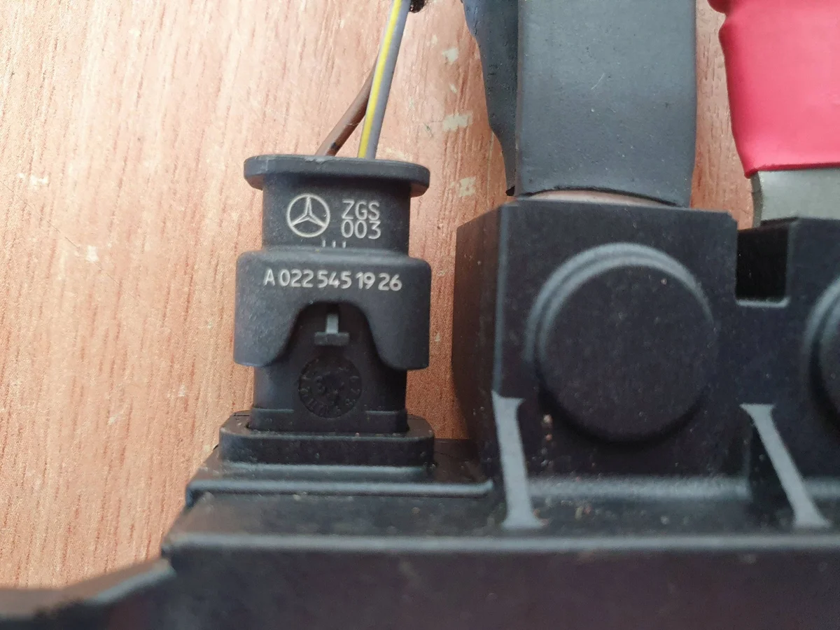 Mercedes-Benz E A207 2014 Relés A0009822023 image 3