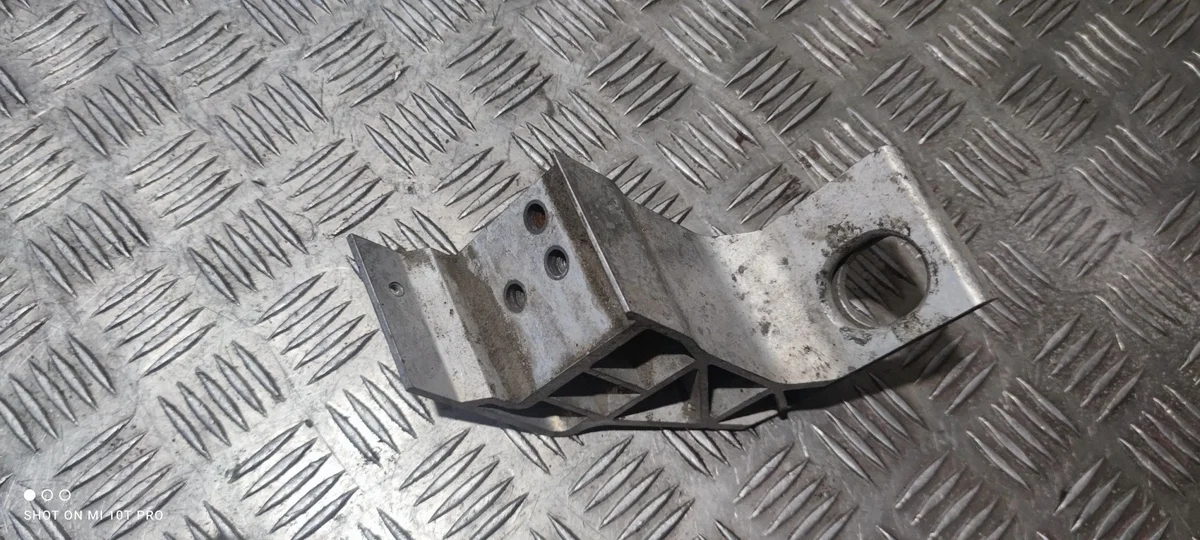 Support radiateur Mercedes-Benz C W205 A2055050040