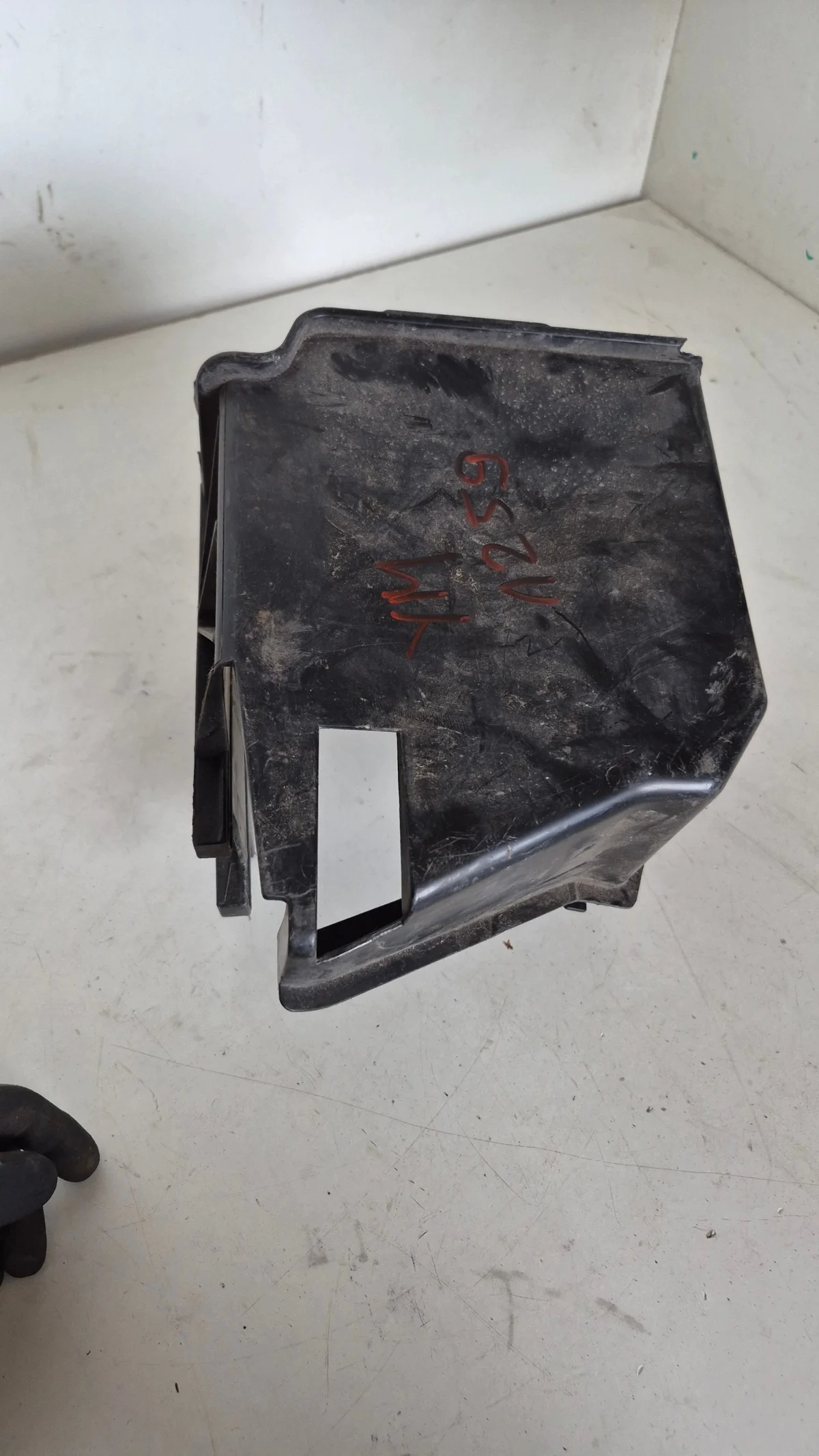 VW New Beetle skydd för batteri 1C0915335