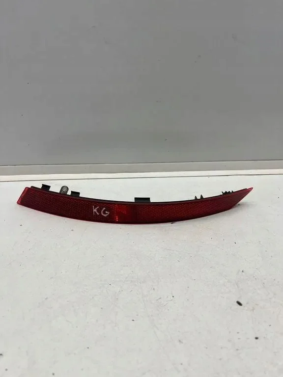 Réflecteur arrière Audi OE 8W0945105D