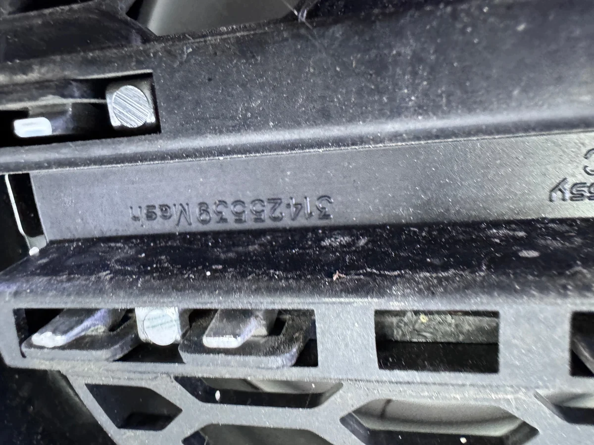 Volvo XC60 II 2017- Grill 31425535 image 8