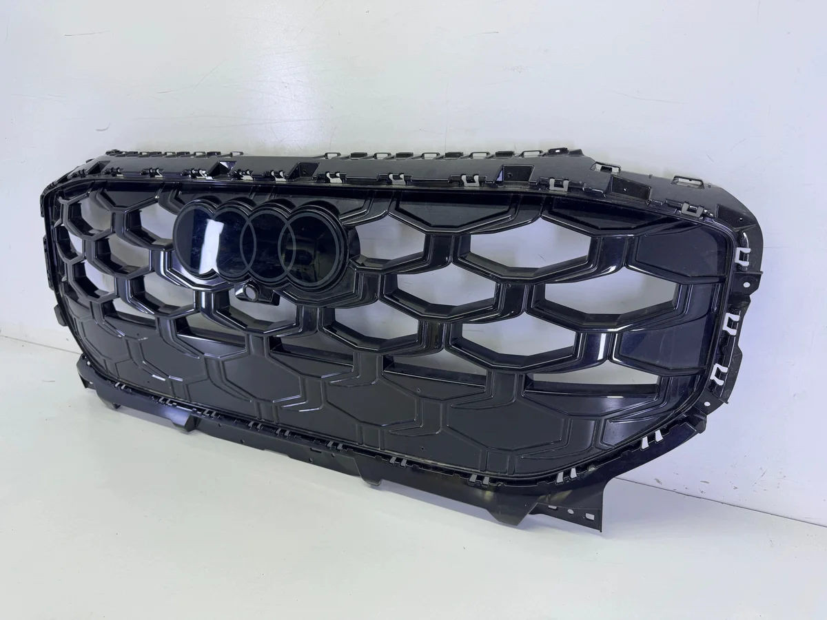 83H853651A Audi Q3 2025- Kühlergrill gebraucht image 3