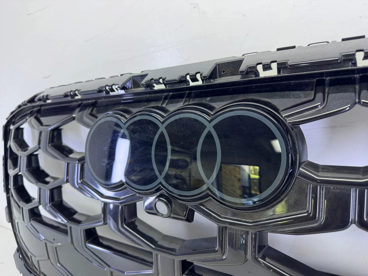 83H853651A Audi Q3 2025- Kühlergrill gebraucht image 4