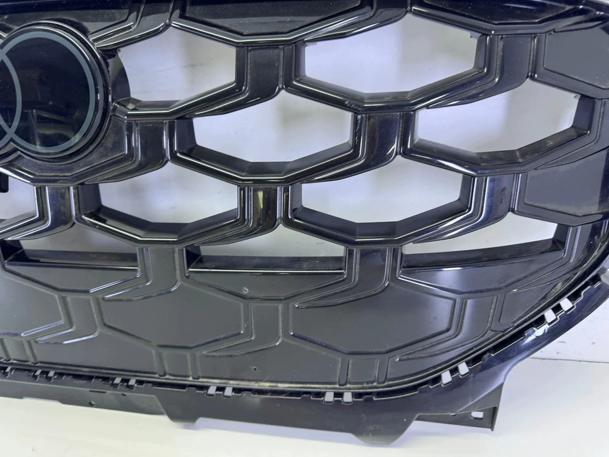 83H853651A Audi Q3 2025- Kühlergrill gebraucht image 5