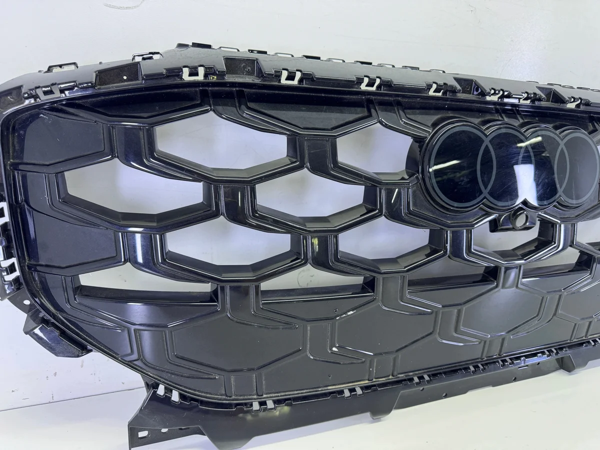 83H853651A Audi Q3 2025- Kühlergrill gebraucht image 6