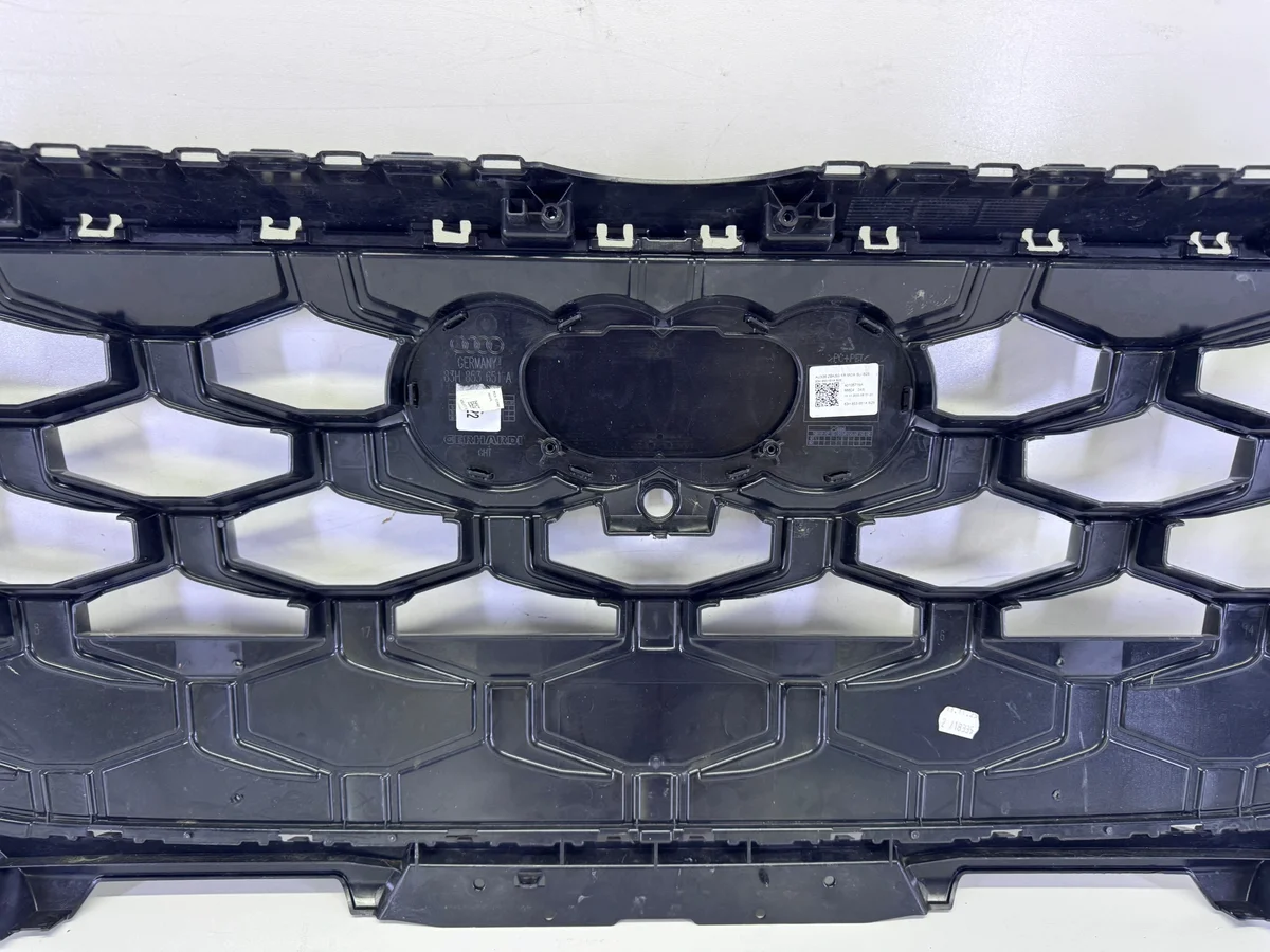 83H853651A Audi Q3 2025- Kühlergrill gebraucht image 9