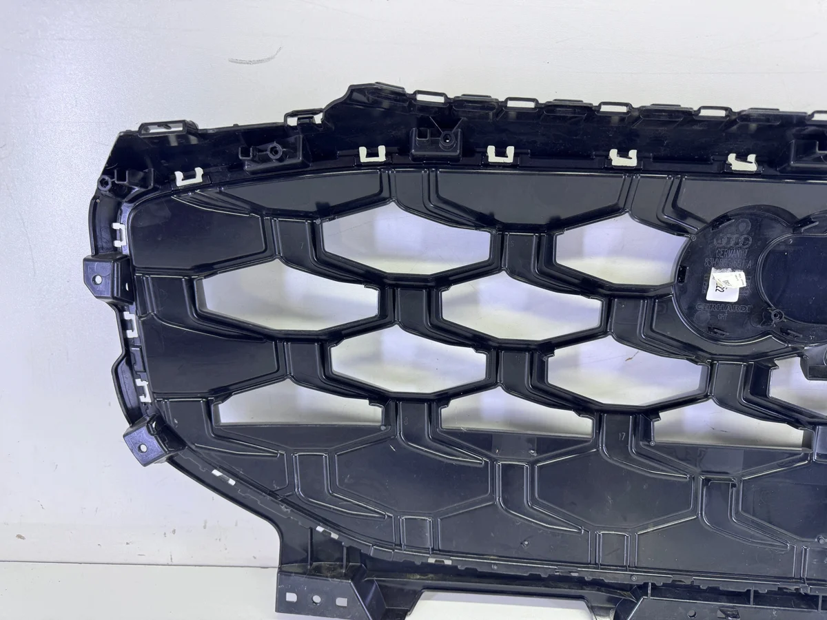 83H853651A Audi Q3 2025- Kühlergrill gebraucht image 10