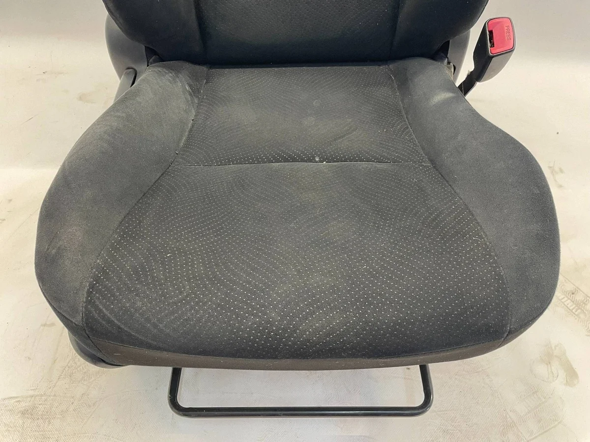 Toyota Prius III etumatkustajan istuin, oikea image 5