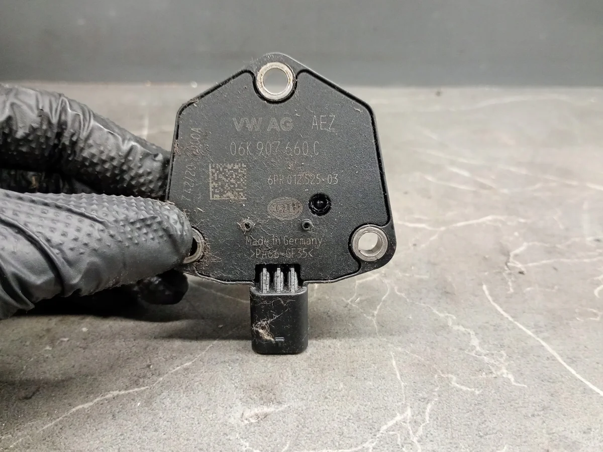 Sensor Nível Óleo VW 06K907660C Usado image 2