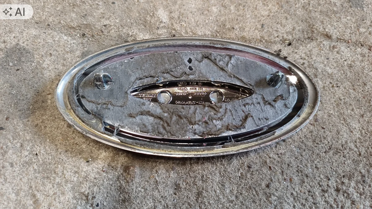 Kia Stonic Front Grille Emblem Used