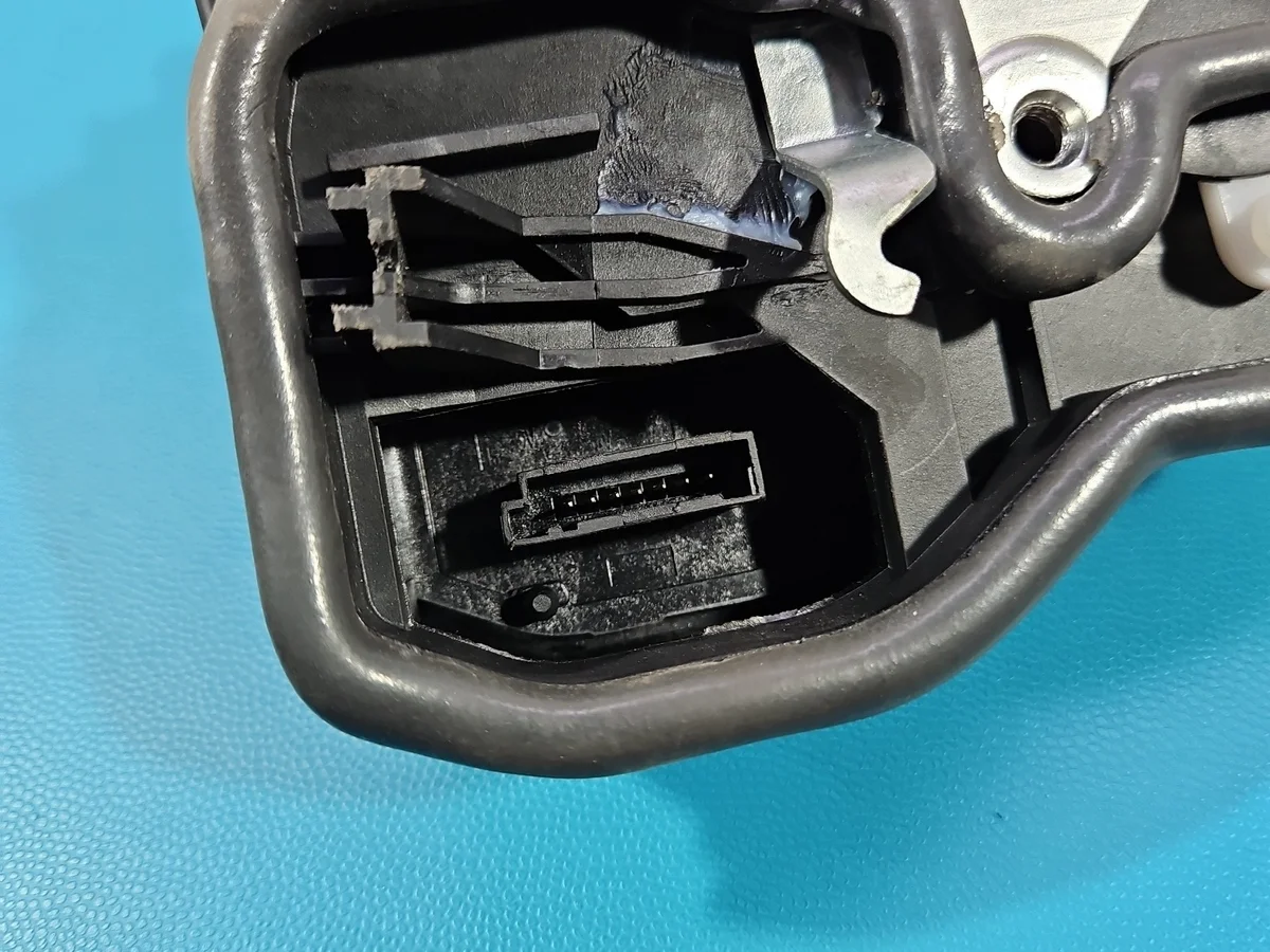 Schloss vorne links BMW F30 Europa 7PIN image 4