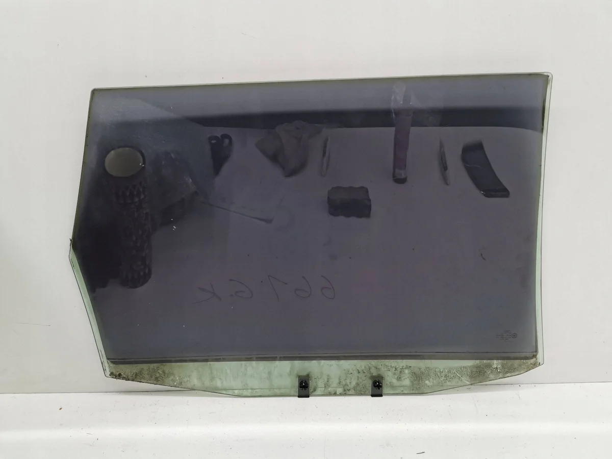 Audi A4 S4 B5 Bakre dörrglas vänster image 5