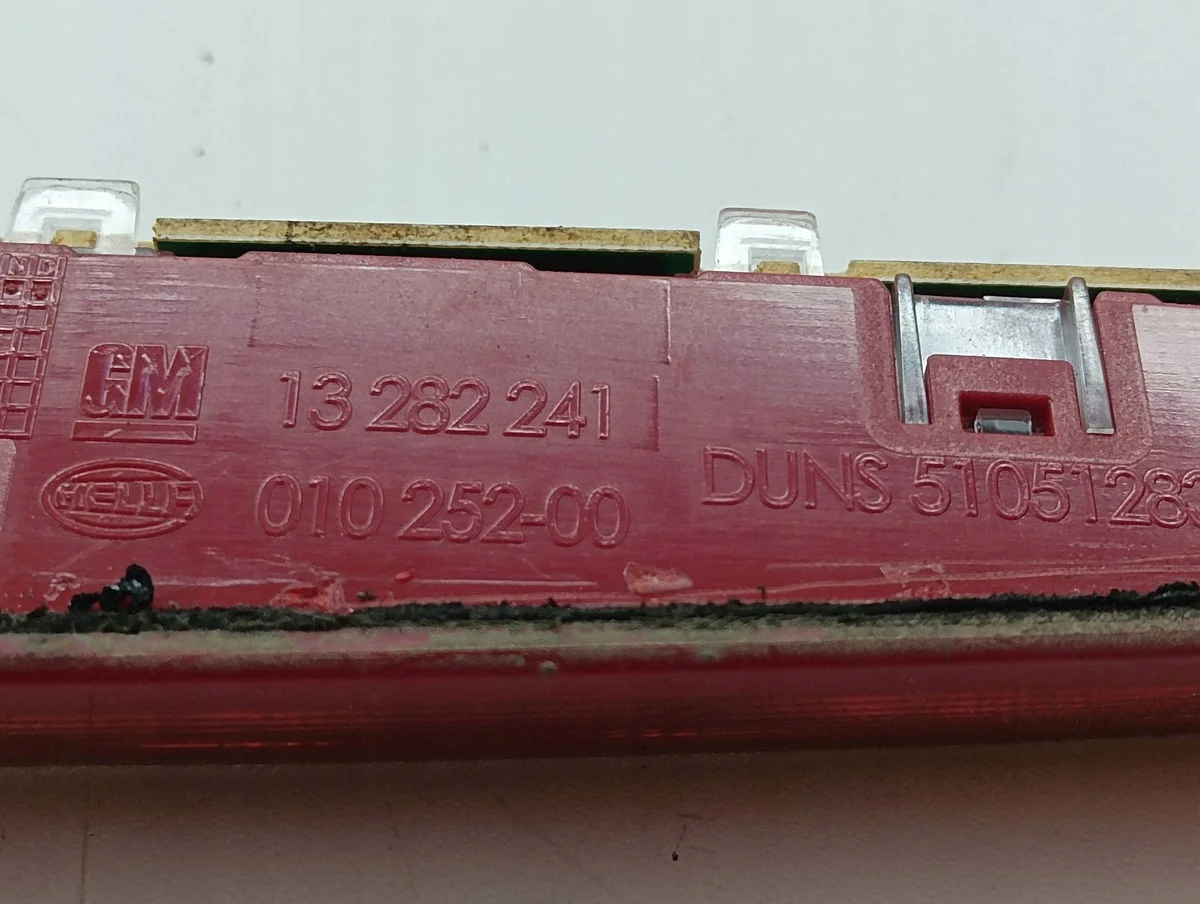 3ème feu stop Opel Astra J 2011 image 6