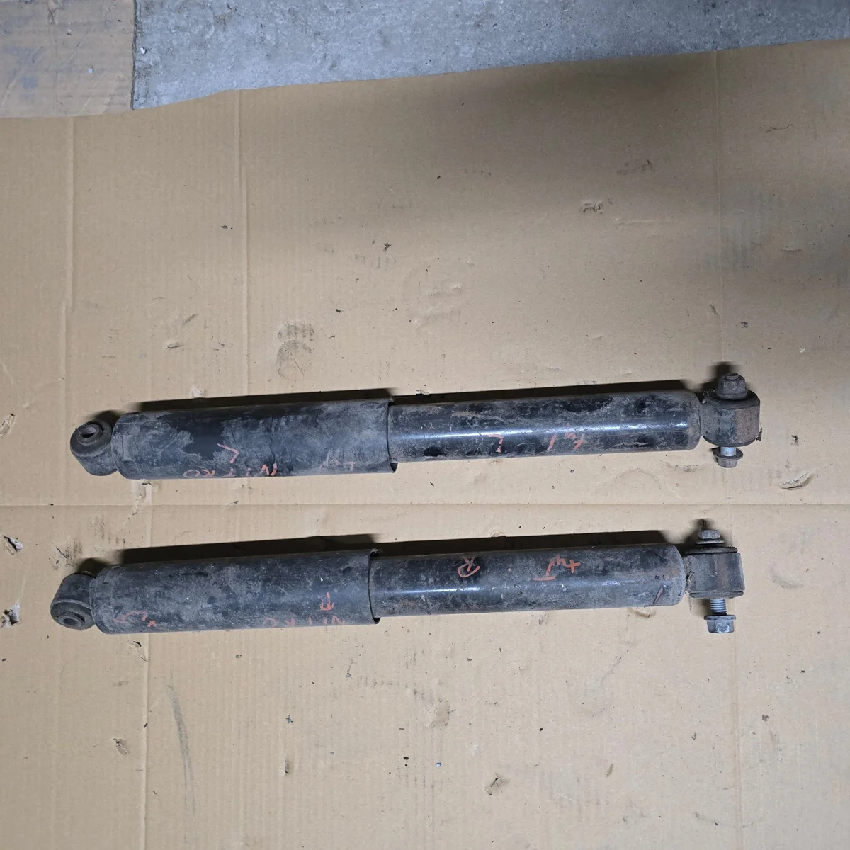 Dodge Nitro Rear Shock Absorber Set Used