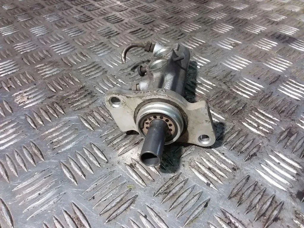 Sylinteri Volvo V70 II 2.4D 9157933