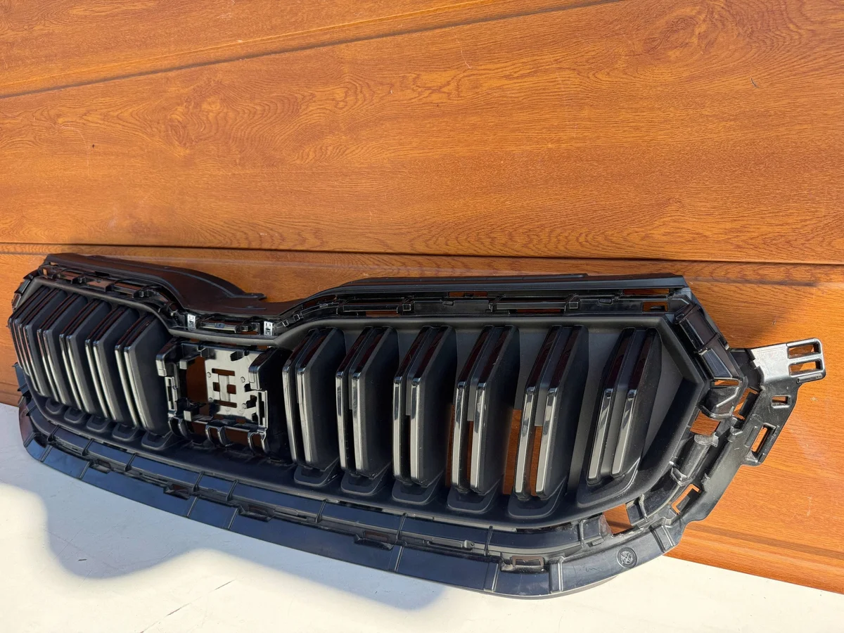 Atrapa Grill Skoda Kamiq 658853653C Usado image 3