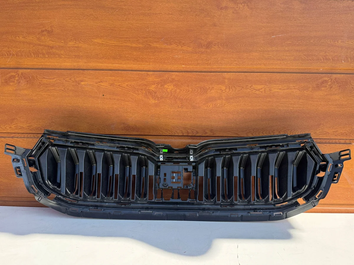 Atrapa Grill Skoda Kamiq 658853653C Usado image 4