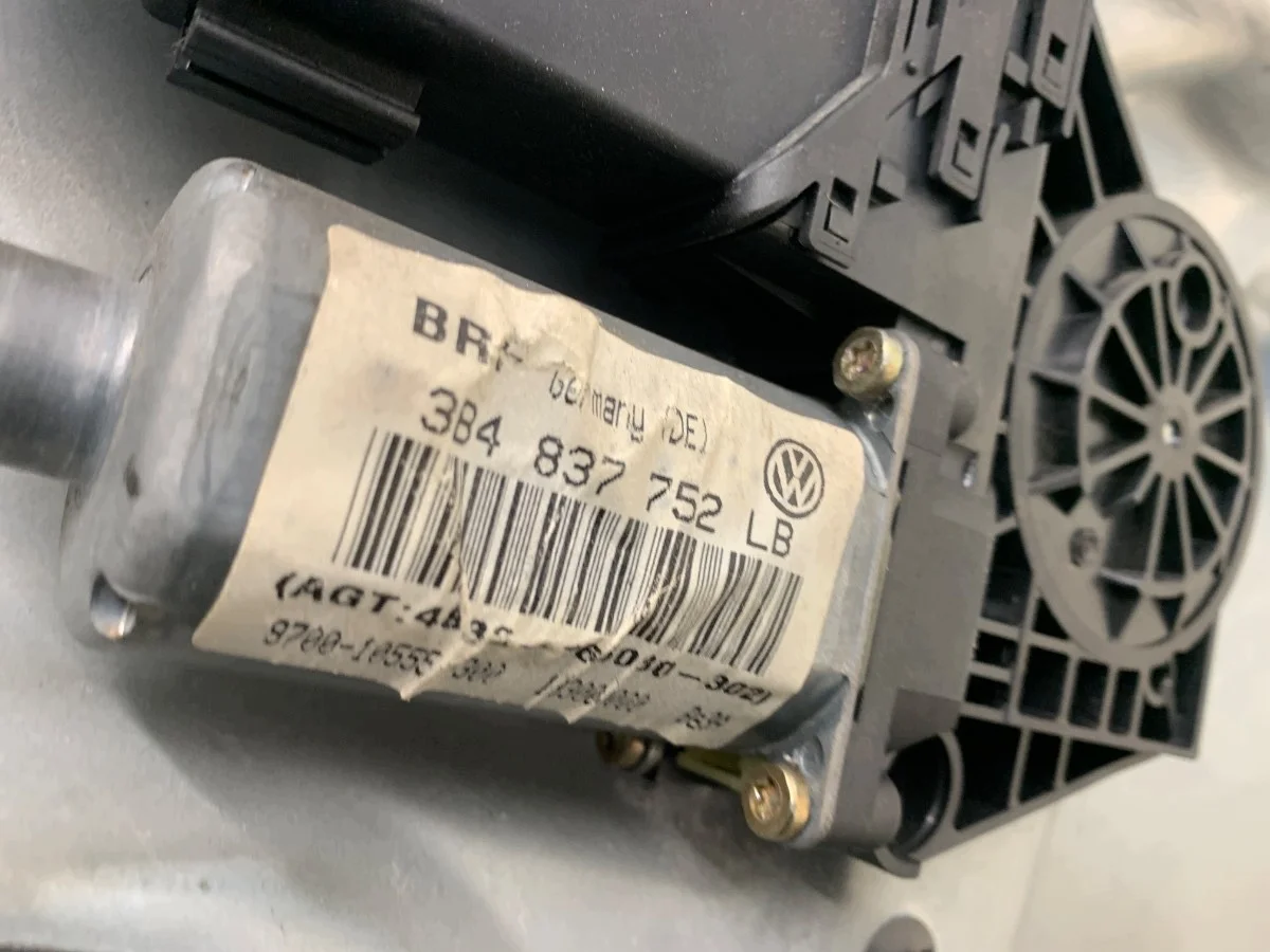 VW Passat B5 FL Window Regulator Front Right image 4