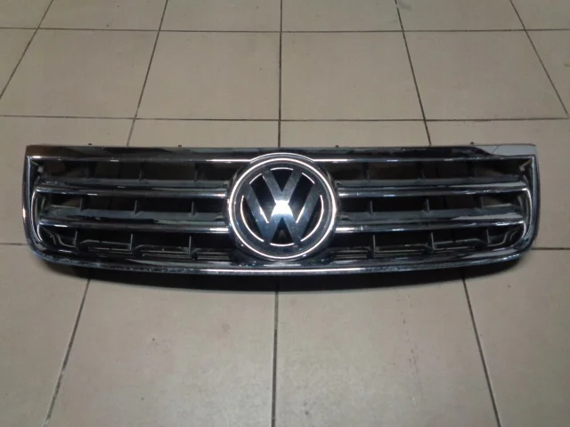 Rejilla VW Touareg 7L6853653A Usada