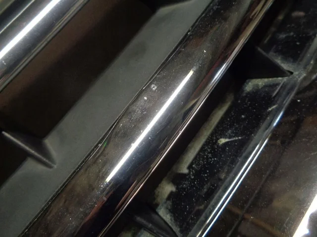 VW Touareg Grill 7L6853653A OE image 3