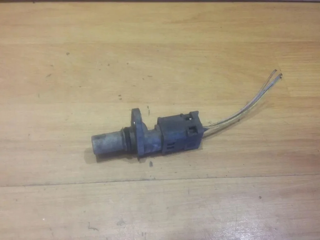 Ford 6C1112K-073AA Camshaft Position Sensor Used