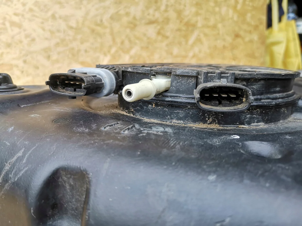 Range Rover Sport II 494 AdBlue Tank Pumpe image 6