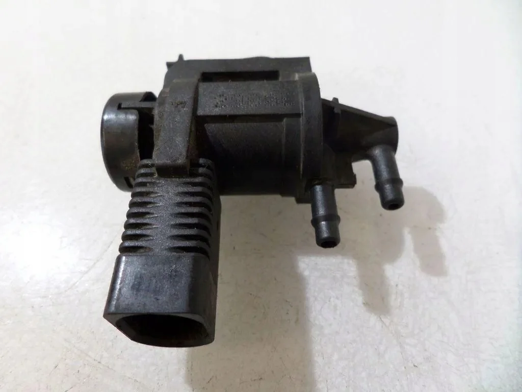 Sähkömagneettiventtiili VW Golf VI 1J0906283B