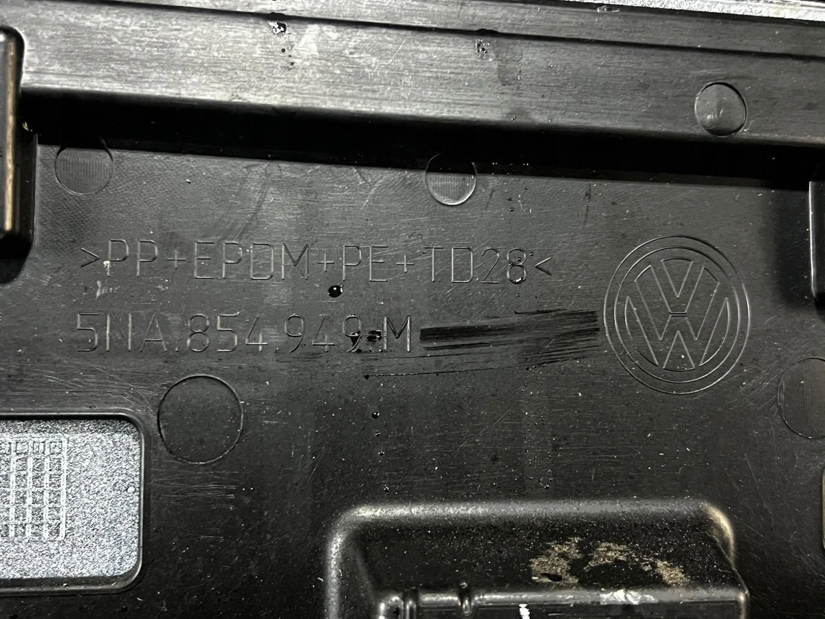 VW Tiguan 2018 Bakdörrlist Vänster 5NA854949M image 6