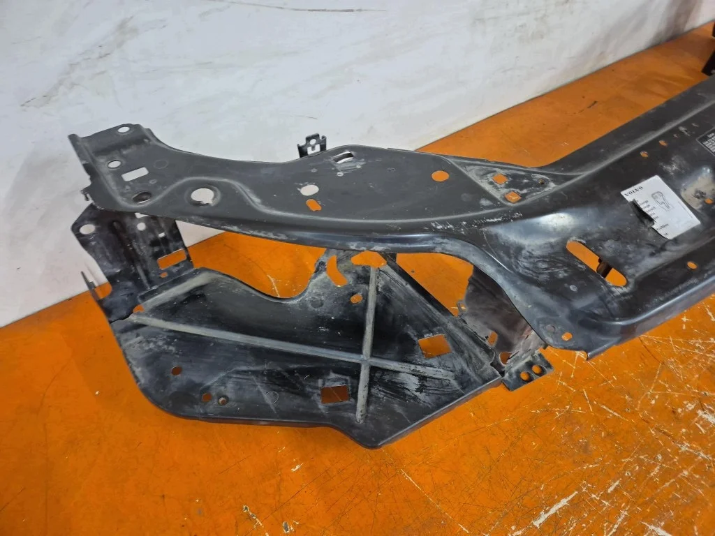 Volvo V70 XC70 frontpanel förstärkning image 3