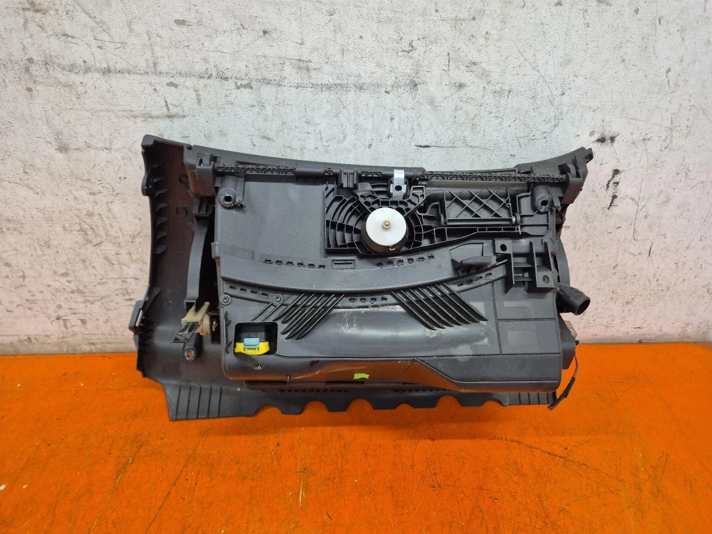 SKODA OCTAVIA II 08-13 Handschuhfach vorne image 4